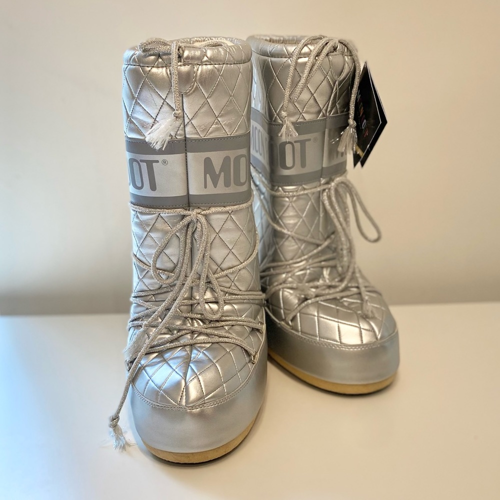 Women’s metallic silver Moon Boots sz. US 7/8.5, EU 39/41